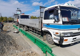 Автомобильные весы 80-18 на поверхности
