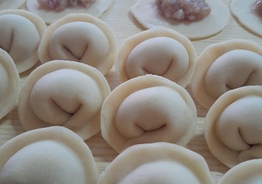 Пельмени и вареники ручная лепка.
