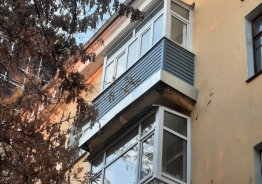Обшивка балкона  сайдингом 