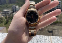 Часы Daniel Wellington золотого цвета