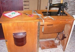 родам швейную машинку Подолка ножная, с тумбой и ремнем.